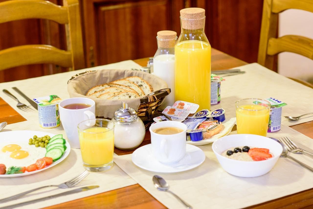 Breakfast спб. Завтрак в гостинице. Завтраки в отелях. Завтрак в Санкт-Петербурге. Посуда для завтраков отеля.